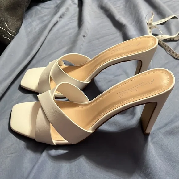 New, unworn heels with box included! Size 8 1/2! - Picture 4 of 5